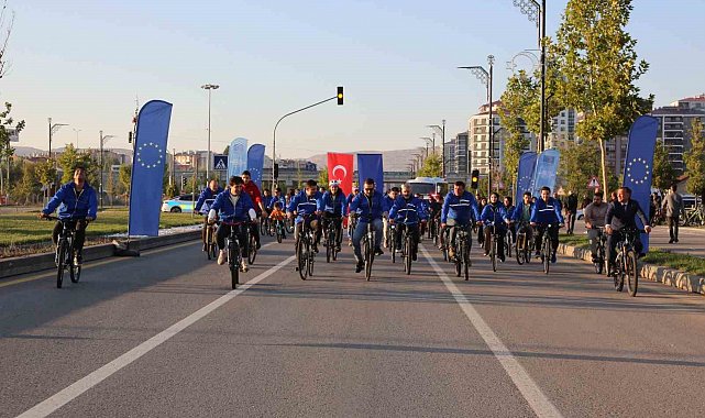 Sivas'ta yüzlerce kişi çevre dostu ulaşım için pedal çevirdi