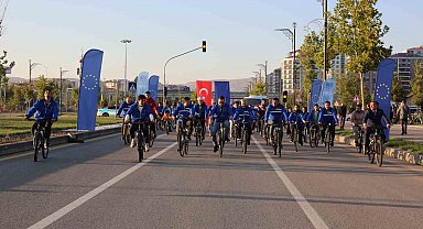 Sivas'ta yüzlerce kişi çevre dostu ulaşım için pedal çevirdi
