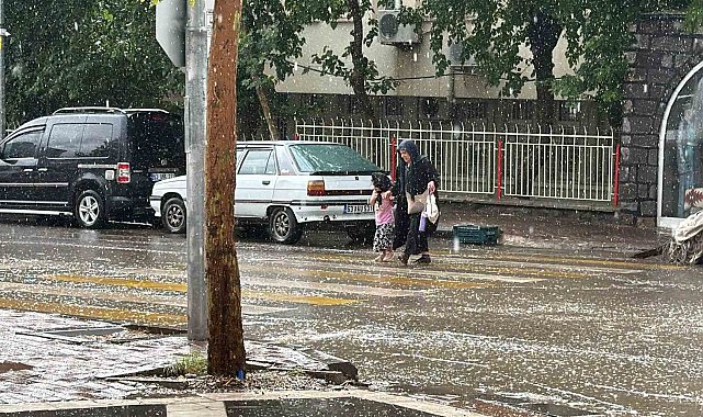 Siverek'te vatandaşlar yağmura hazırlıksız yakalandı