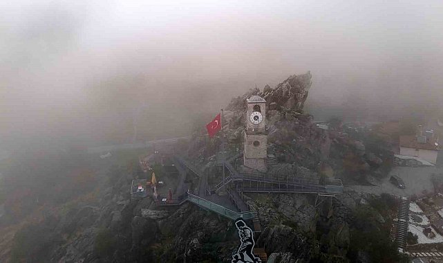 Sivrihisar'da etkili olan sis dağları kapladı
