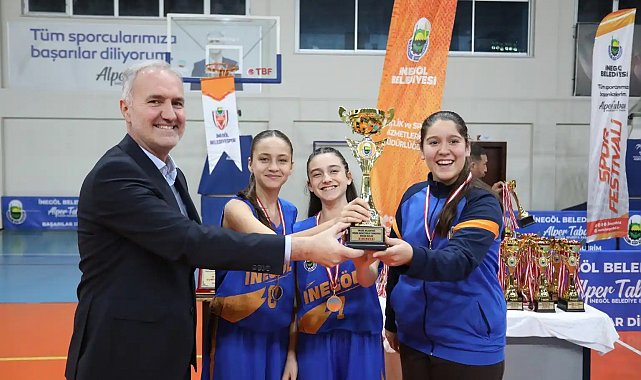 Sokak basketbolunda şampiyonlar kupalarını aldı