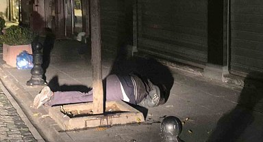 Sokak ortasında iki kez bayılan alkollü şahıs paniğe sebep oldu