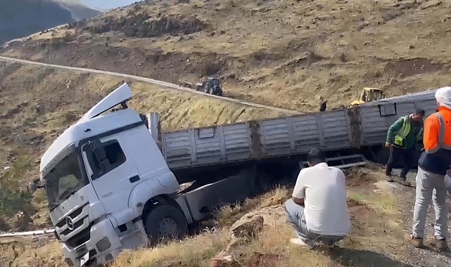 Solhan'da malzeme yüklü tır uçurum kenarında askıda kaldı