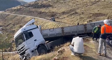 Solhan'da malzeme yüklü tır uçurum kenarında askıda kaldı