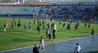 Son dakika golünde saha karıştı: Çocuk taraftarlar maç devam ederken futbolculara koştu