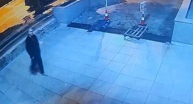 Son kez otomobili park edip ayakkabısız halde yürürken görüntülendi, 4 gündür haber alınamıyor