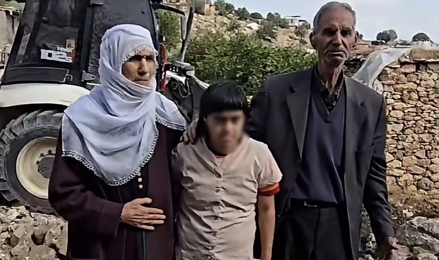Sosyal medyadan yaptığı çağrı ile depremde evleri hasar gören vatandaşların evlerini yaptırmaya başladı