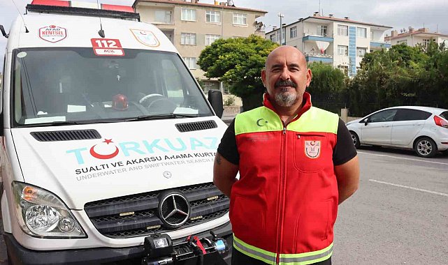 Su altında kalan mezarların başında dua etti