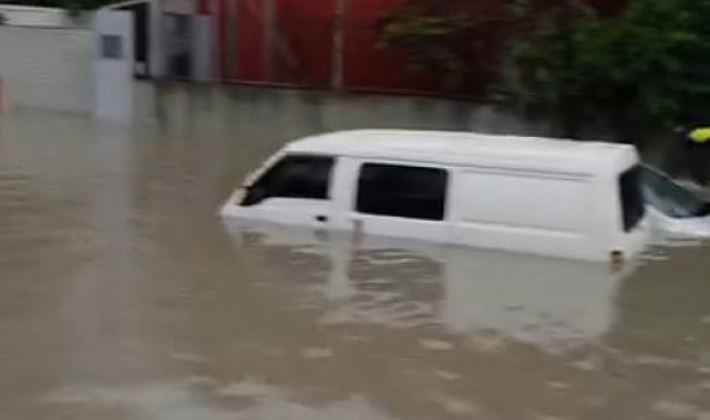 Su baskının ilk anları kamerada: Araçlar böyle sürüklendi