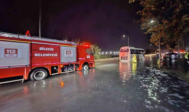 Su birikintisinde mahsur kalan işçi servisini AFAD ve itfaiye kurtardı