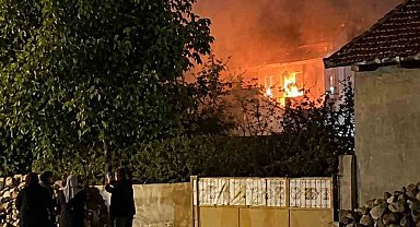 Şuhut'ta korkutan ev yangını: Mahalleli sokağa döküldü