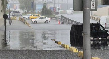 Sultangazi'de altı geçidi su bastı, araçlar mahsur kaldı