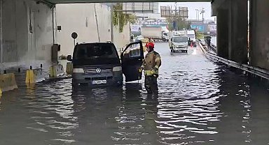 Sultangazi'de araçlar göle dönen yolda böyle ilerledi, araçlar su basan alt geçitte mahsur kaldı