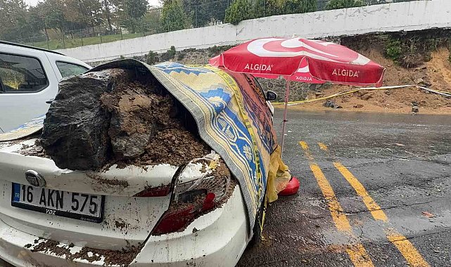Sultangazi'de istinat duvarı saniyeler içinde çöktü: Otomobil enkaz altında kaldı
