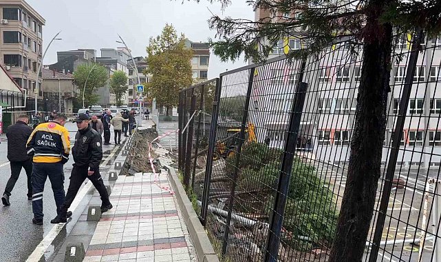 Sultangazi'de sağanak yağış nedeniyle okulun istinat duvarı çöktü