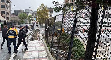 Sultangazi'de sağanak yağış nedeniyle okulun istinat duvarı çöktü