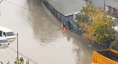 Sultangazi'de su baskını yaşandı: Duvarın üzerinde yürüyen öğrenciyi sırtına alarak kurtardı
