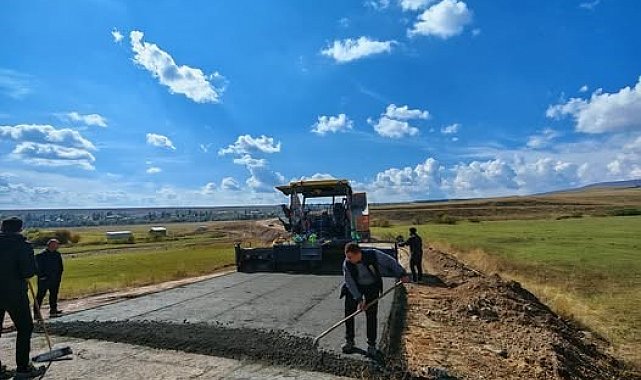 Susuz Kırçiçeği köyünde 1,5 kilometrelik beton yol çalışması başladı
