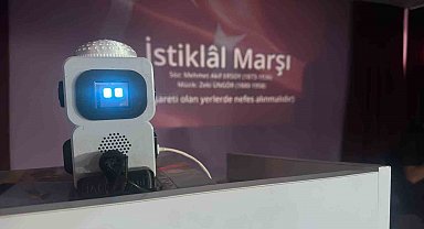 Takkesi ve parlayan gözleri ile çocukların arkadaşı robot 'Hacı Abi'