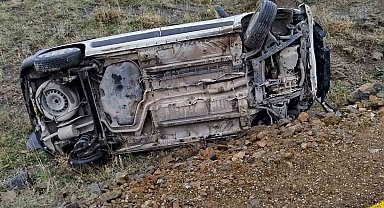 Takla atan otomobil korkuttu: 2 kişi yaralandı