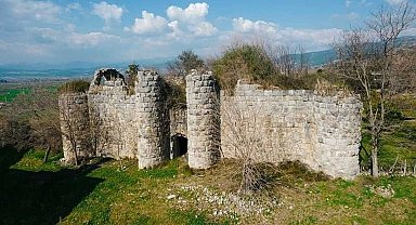 Tarihi Anacık Kalesi zamana direniyor