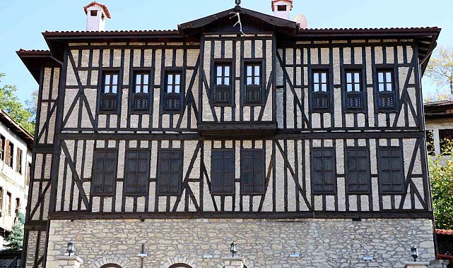 Tarihi konak ve evlerin çatılarındaki geyik boynuzları asırlık inanışları yaşatıyor