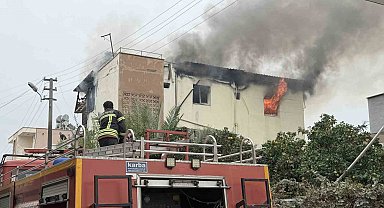Tarsus'ta 2 katlı evde yangın