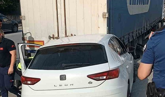 Tarsus'ta otomobil park halindeki tıra arkadan çarptı, sürücü yaralandı