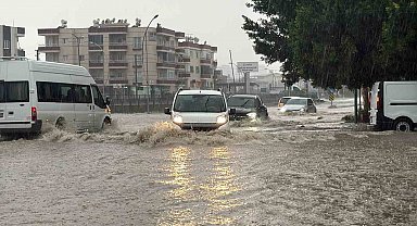 Tarsus'ta sağanak yağış hayatı olumsuz etkiledi: Yollar ve site bahçeleri su altında kaldı