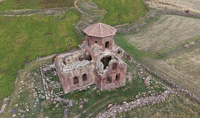 Taşları kızıl, adı kızıl olan kilise bin 500 yıldır ayakta