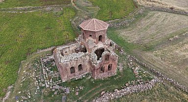 Taşları kızıl, adı kızıl olan kilise bin 500 yıldır ayakta