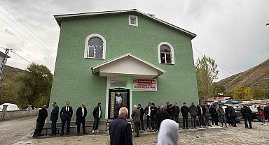 Tatvan'da hayırseverlerin desteğiyle yapılan cami ibadete açıldı