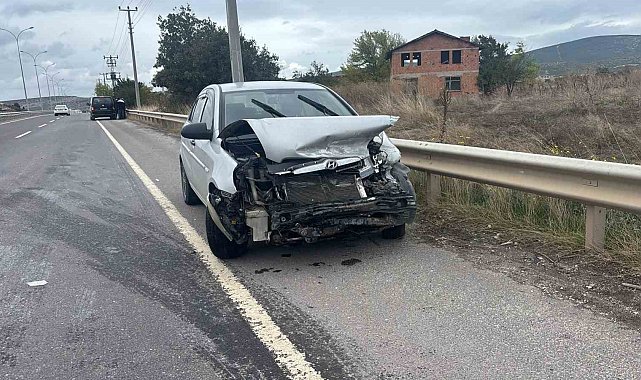 Tavşanlı'da otomobil bariyerlere çarptı: 1 yaralı