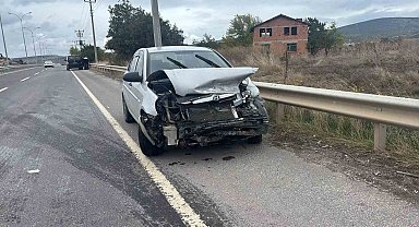 Tavşanlı'da otomobil bariyerlere çarptı: 1 yaralı