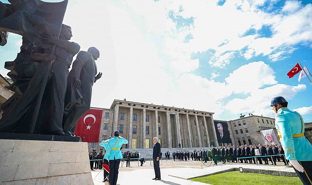 TBMM Başkanı Kurtulmuş, Atatürk Anıtı'na çelenk bıraktı