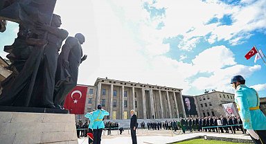TBMM Başkanı Kurtulmuş, Atatürk Anıtı'na çelenk bıraktı