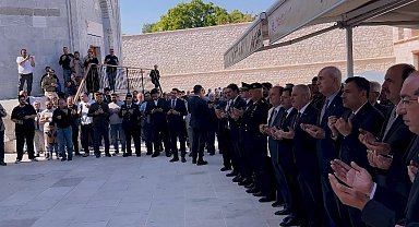 TBMM Başkanı Kurtulmuş, Sultanlar Türbesi Saygı Nöbeti değişimi izledi