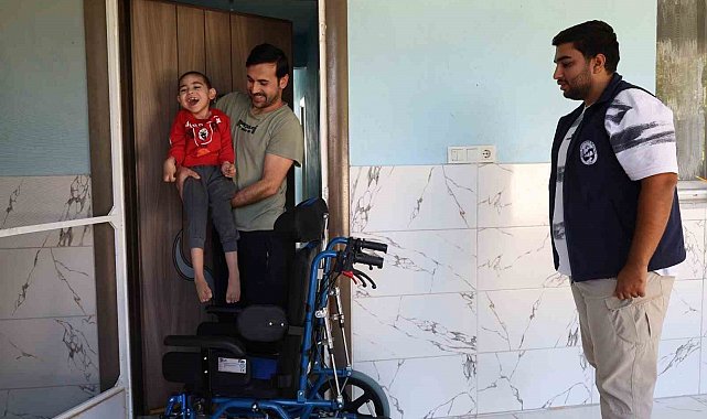 Tekerlekli sandalye sürpriziyle mutlu olan serebral palsili çocuğun gülüşü yürekleri ısıttı