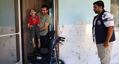 Tekerlekli sandalye sürpriziyle mutlu olan serebral palsili çocuğun gülüşü yürekleri ısıttı