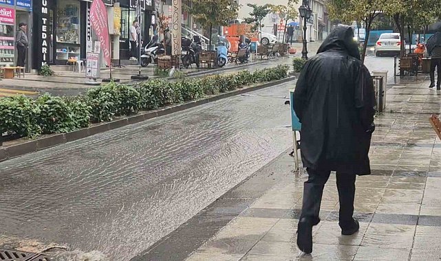 Tekirdağ'da beklenen yağış etkisini gösterdi, yollar adeta dereye döndü