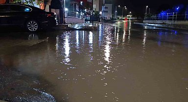 Tekirdağ'da sağanak yağış etkili oldu, cadde sular altında kaldı