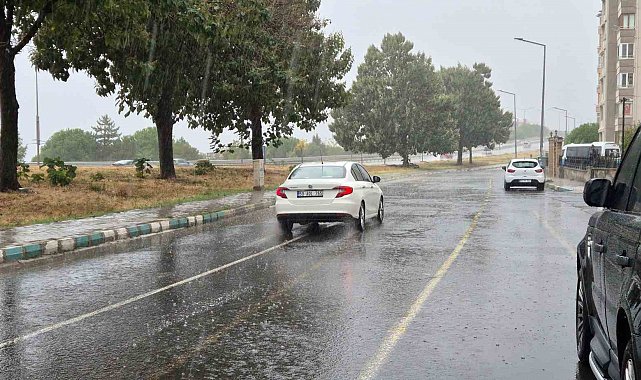 Tekirdağ'da sağanak yağış hayatı olumsuz etkiledi