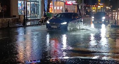Tekirdağ'da şiddetli yağış: Cadde göle döndü, sürücüler zorlandı
