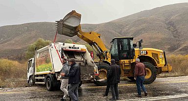 Tekman'da çöp kamyoneti kaza yaptı: 1 yaralı
