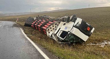 Tekman'da yağış kazaya neden oldu: Tır virajı alamayarak devrildi