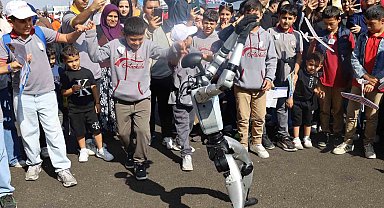 TEKNOFEST Güneydoğu'da insansı robota yoğun ilgi: Halay çektirdiler, türkü söyleyip öptüler
