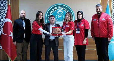 TEKNOFEST'te üçüncülük ödülü getiren projeye Rektör Oğurlu'dan tebrik