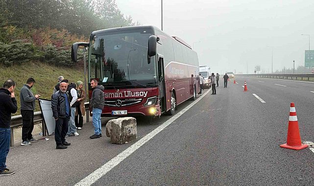 TEM Otoyolu'nda kamyonet, otomobil ve otobüs çarpıştı: 2 yaralı