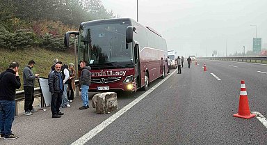 TEM Otoyolu'nda kamyonet, otomobil ve otobüs çarpıştı: 2 yaralı