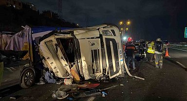 TEM'de feci ölüm: Kullandığı tırın altında kalan sürücü hayatını kaybetti, 2 yaralı
